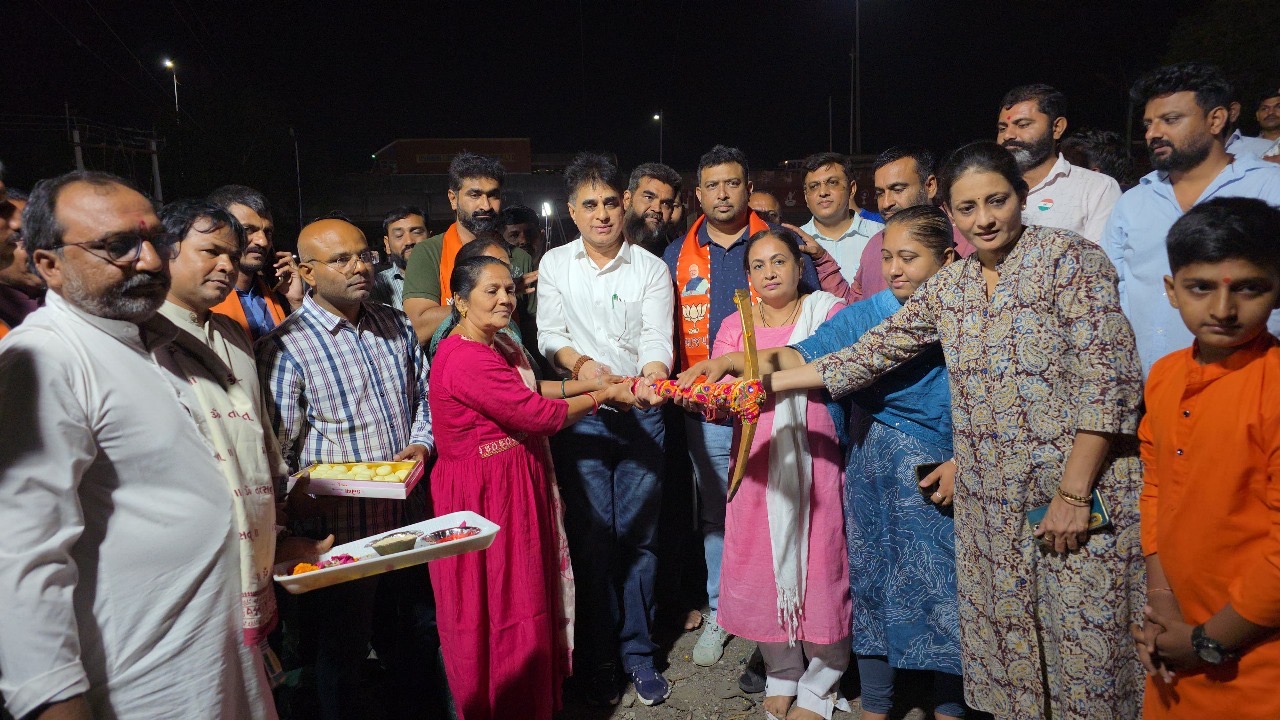 – શિક્ષણ મંત્રી અને કામરેજના ધારાસભ્ય શ્રી પ્રફુલ પાનશેરીયાની પ્રેરક ઉપસ્થિતિમાં અને સ્થાનિક બહેનોના હસ્તે રૂ.૫.૩૮ કરોડ ખર્ચે કામરેજ ચાર રસ્તા પોલીસ ચોકીથી બાપા સીતારામ ચોક (કેનાલ રોડ) સુધીના ફોર લેન સી.સી. રોડ, ડીવાઇડર, પેવર બ્લોક તથા એક બાજુ પ્રીકાસ્ટ ગટરની કામગીરીના વિકાસકામનું ખાતમુહૂર્ત