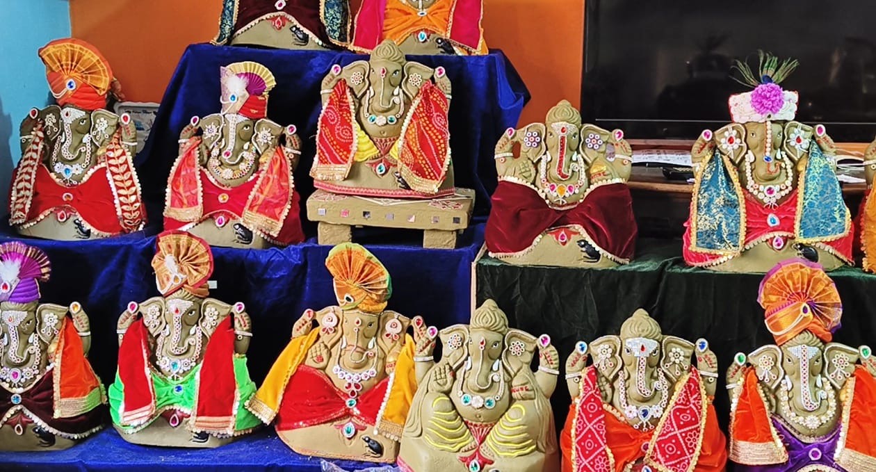 દેશી ગાયના છાણમાંથી મહિલાઓ દ્વારા બનાવેલ ઈકો ફ્રેંડલી ગણેશજીની 5000 થી વધુ મૂર્તિ બનાવી