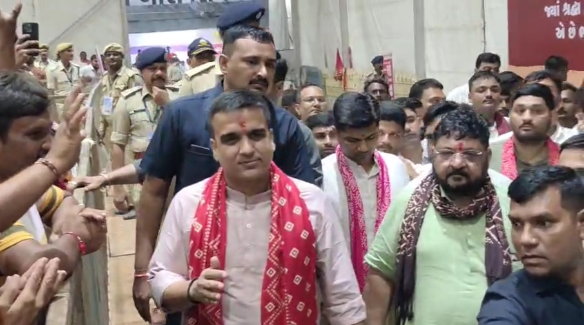 માં અંબાના આંગણે રાજ્ય ગૃહમંત્રી હર્ષ સંઘવી