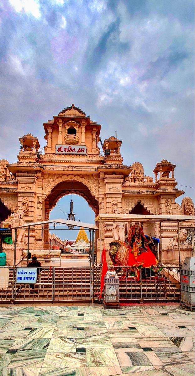 અંબાજી મંદિર બન્યું VVIP માટેનું ઘર – યાત્રાળુઓ બહાર, પ્રક્ષાલન વિધિ અંદર! 🛑