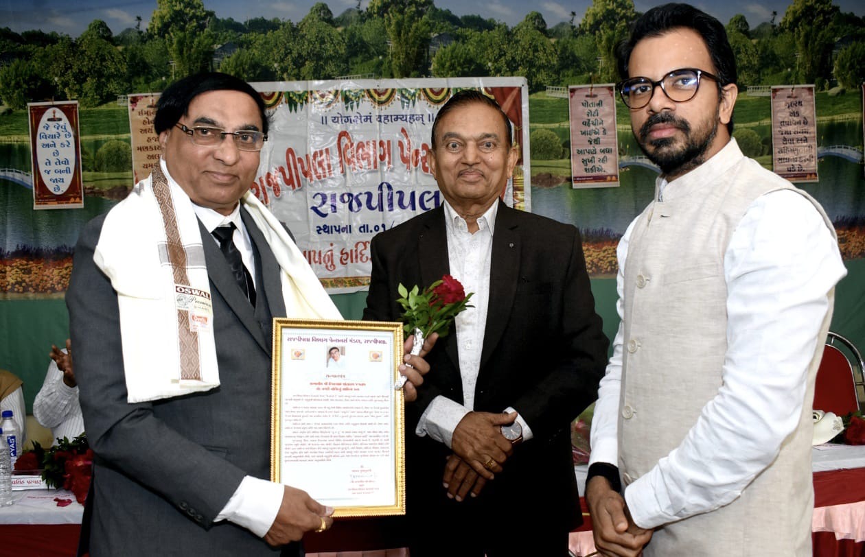 રાજપીપલા દ્વારા નર્મદા રત્ન એવા સાહિત્યકાર અને વિજ્ઞાન લેખક દીપક જગતાપનું શાલ ઓઢાડી, સન્માનપત્ર એનાયત કરી જાહેર સન્માન કરાયું