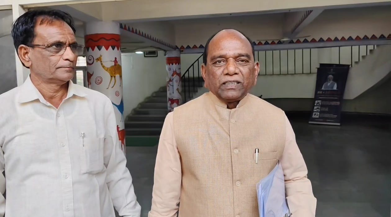 “જિલ્લાના કેટલાક અધિકારીઓ ક્રેક મગજના છે”